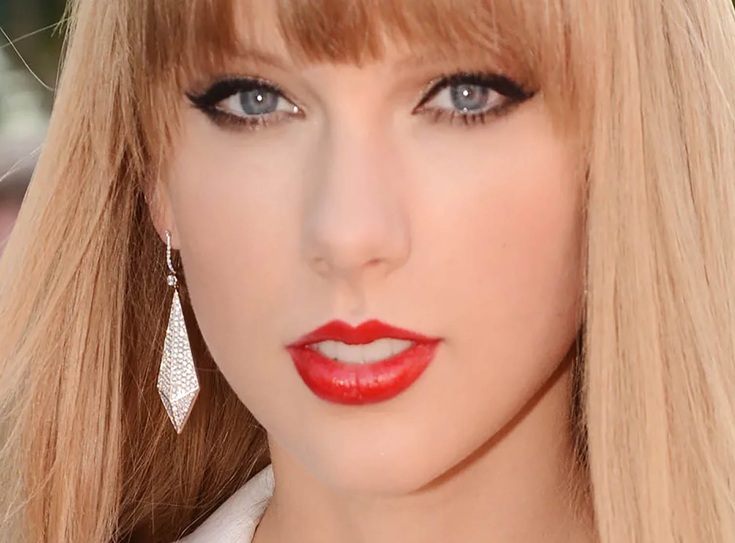 Taylor Swift’s Red Lip Never Fades—Here’s Exactly What Keeps It That Way